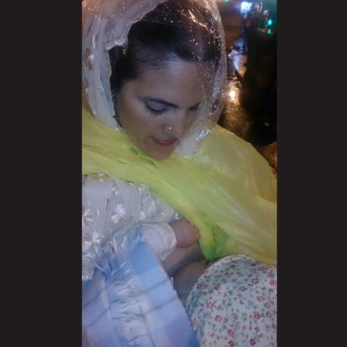 mamando-bajo-la-lluvia